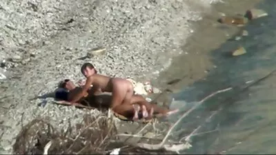 Filigrán szőke, szép mellek sex anyaval élvezi anális fúrás