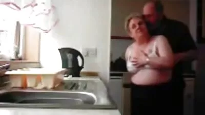 A sötét hajú szépség szexel a megmentőjével a családi szex pornó hátsó ülésen