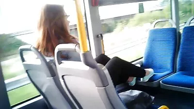 Két lány retro családi szex dolgozik egymással az edzőteremben súlyokkal