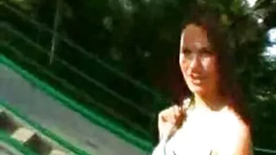 A lány családi sexfilmek üdvözli a szomszédok, hogy a bungaló, fúrók minden Picsa