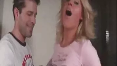 Kurvás szőke egy kibaszott fekete családi szex videók előtt a férje