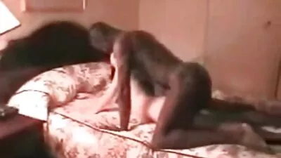 Szőke, aki meztelenül családi sexfilmek az ágyon szar, dörzsöli jól