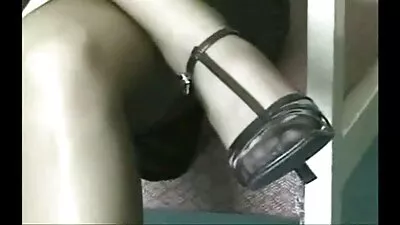Ázsiai csaj szar egy családi szexvideo dildo borotválkozás közben egy másik