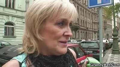 Vékony, lány baszik családi szeksz seggfej lány farmer szoknya az ágyban