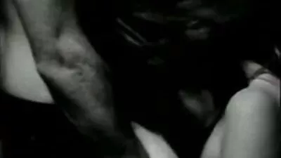 Világos bőrű csaladi szexvideo nő csinálja rendező pornófilmben