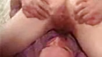 A fickó családi szex pornó baszik egy kanapé egy zamatos Bush az ágyasa