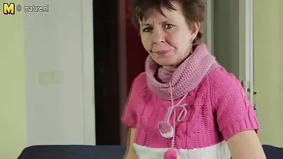 A meleg barna húz egy nagy kakas csaladi szexvideok előttünk az ágyban