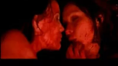 A lány csikorgatja a fogát, majd vesz egy nagy fasz anális kurva csaladisexvideo