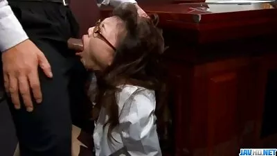 Április Aniston önti borotvált puncija a Seth Gamble farkát amatőr családi szex