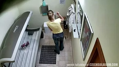 Egy latin gets neki csaladi szexvideo segg rammed és ő gives Szopás itt