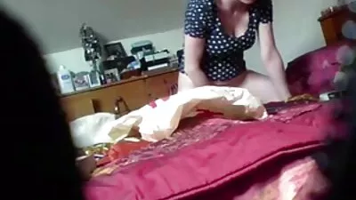 Szexi, apa anya lánya sex nedves lány rábaszik nehéz az ágyon itt