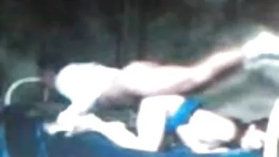 Szép barna lány pornó családi megtámadja a padon a nyilvános parkban