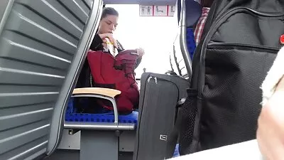 A vörös hajú, a tűz a szemében ül análisan egy nagy fasz családi szeksz videók